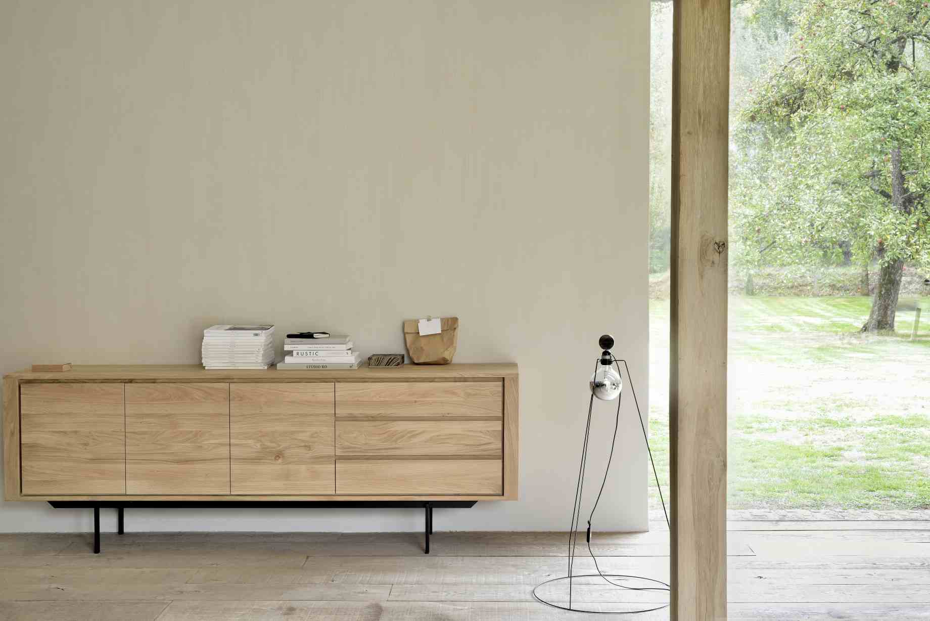 Ethnicraft Shadow Eiche Anrichte: Moderne Holzkommode mit Schubladen und Türen auf schwarzem Metallgestell.