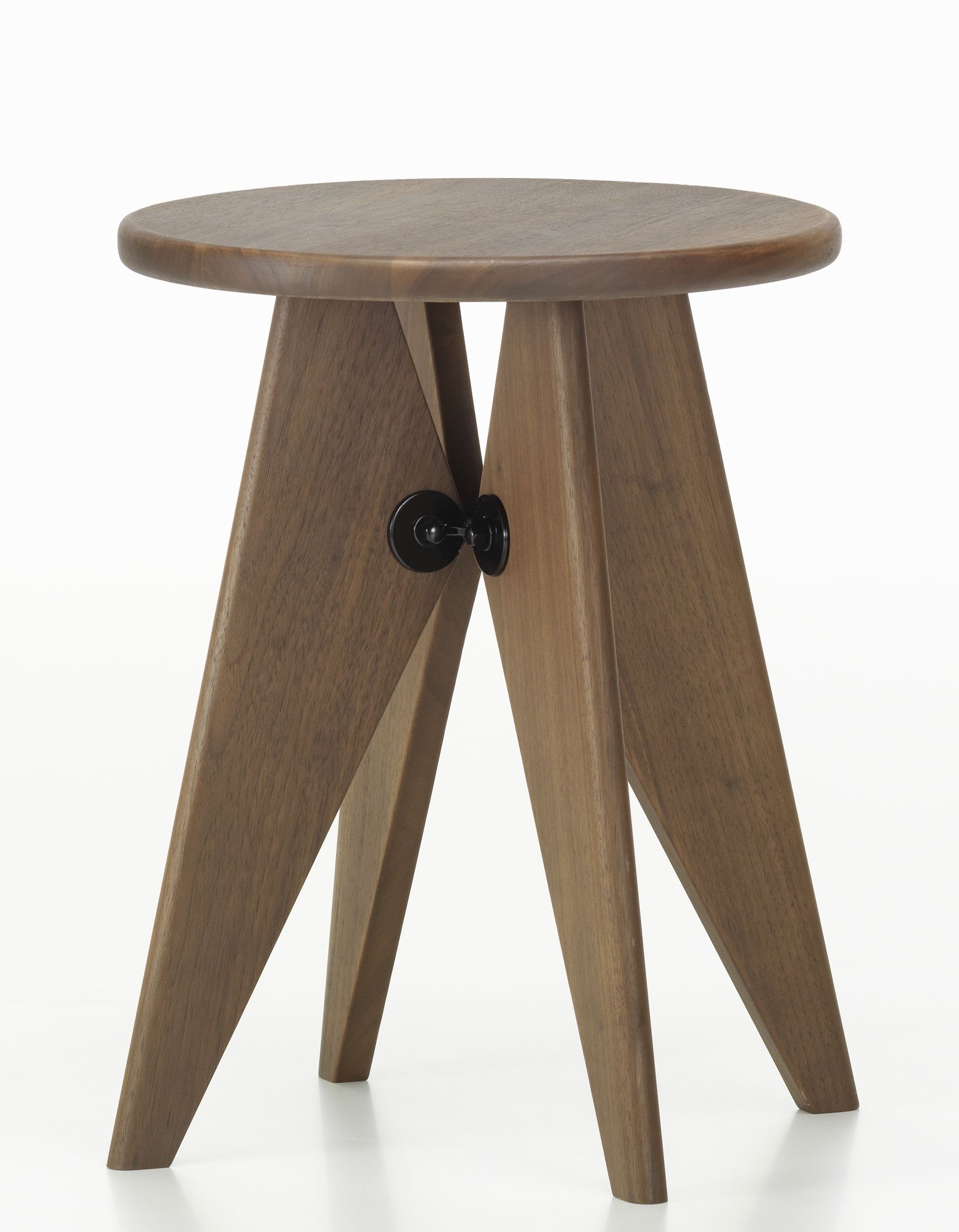 Vitra Tabouret Solvay Hocker aus massivem Nussbaumholz mit runder Sitzfläche und drei Beinen.