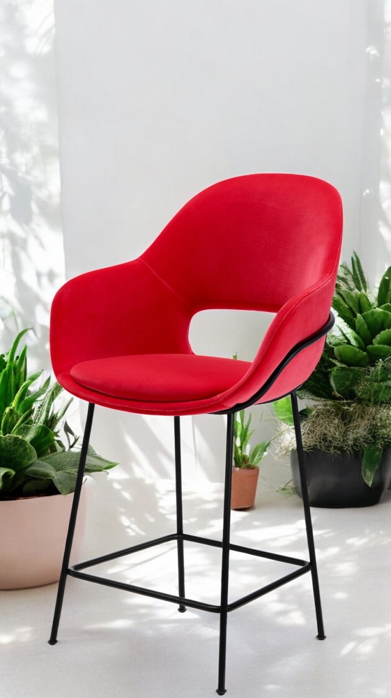 Roter Theia Barhocker von Freifrau Manufaktur mit Armlehne und schwarzem Metallgestell vor weißem Hintergrund.