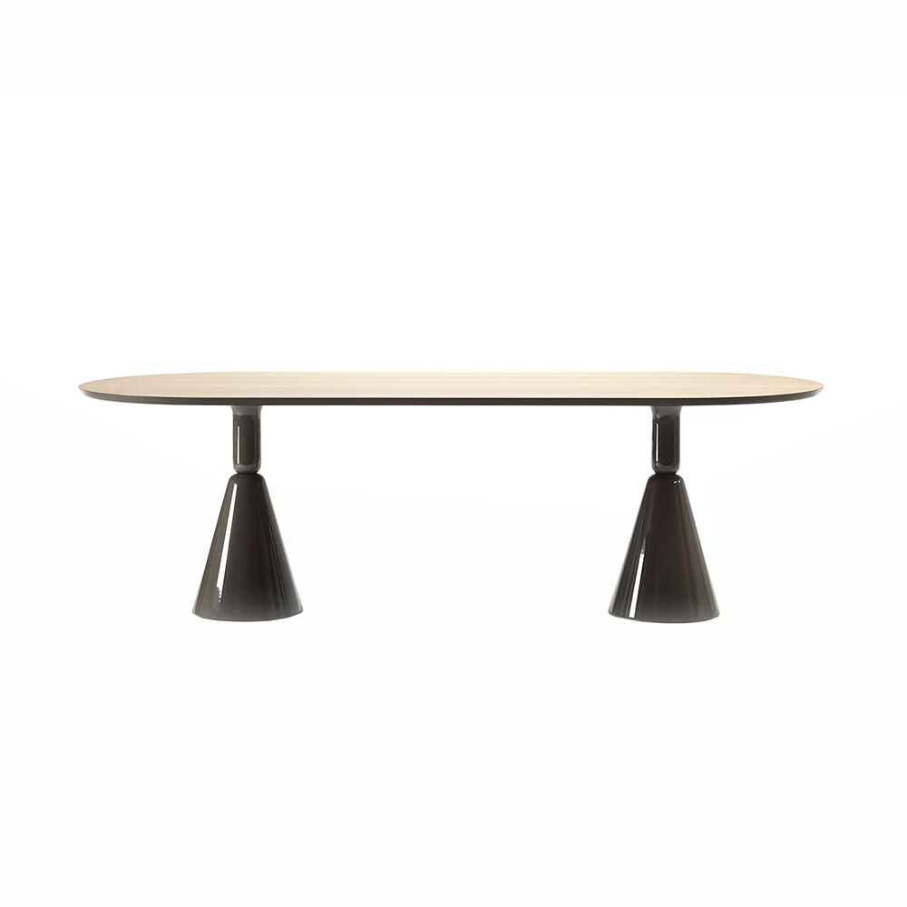Pion Esstisch mit ovaler Tischplatte und konischen, dunkelgrauen Tischbeinen. Moderner Esstisch für Esszimmer.