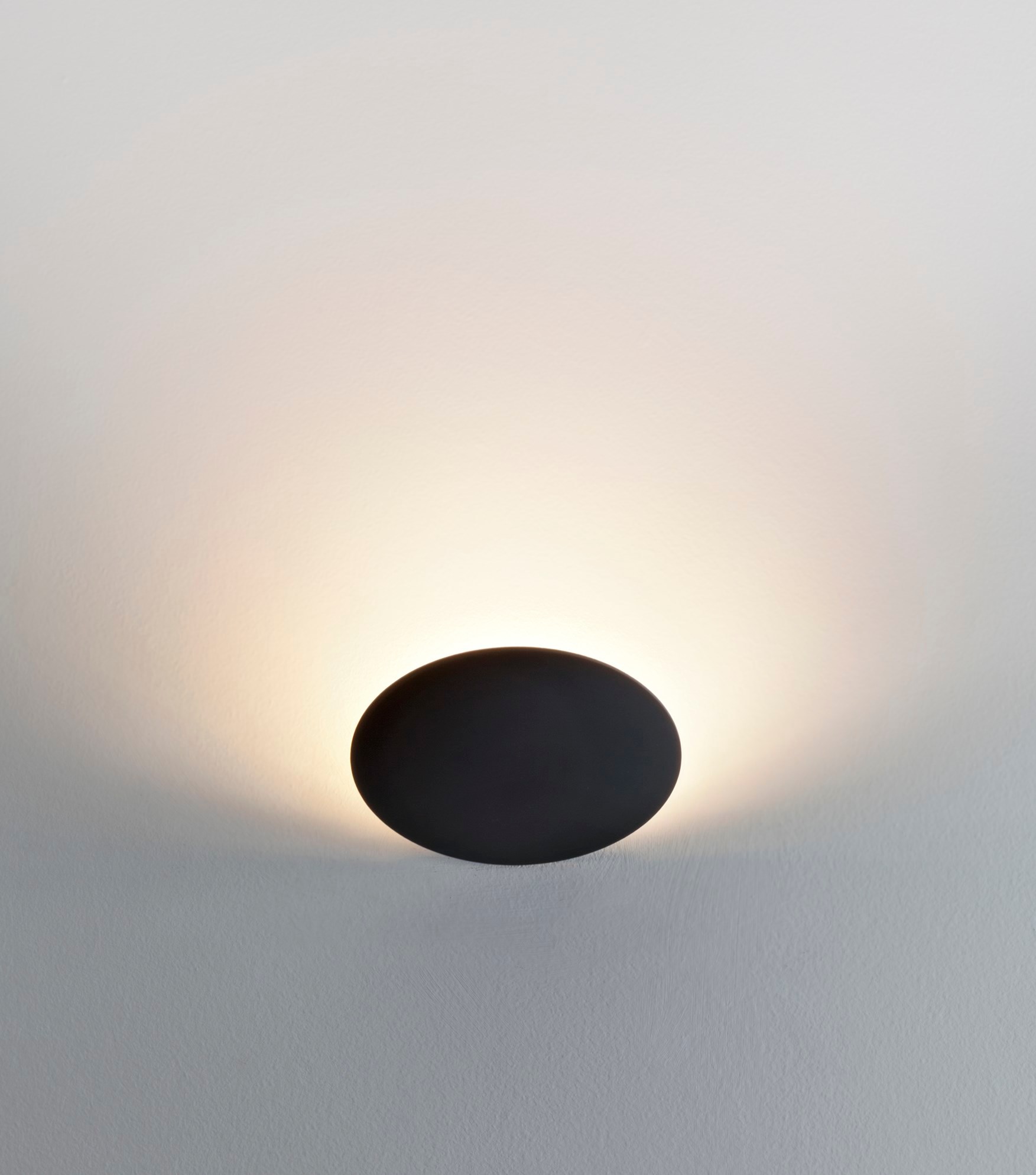 Weiße Lederam Wandleuchte von Catellani & Smith, rundes Design, indirekte Beleuchtung, modernes Wohnaccessoire.