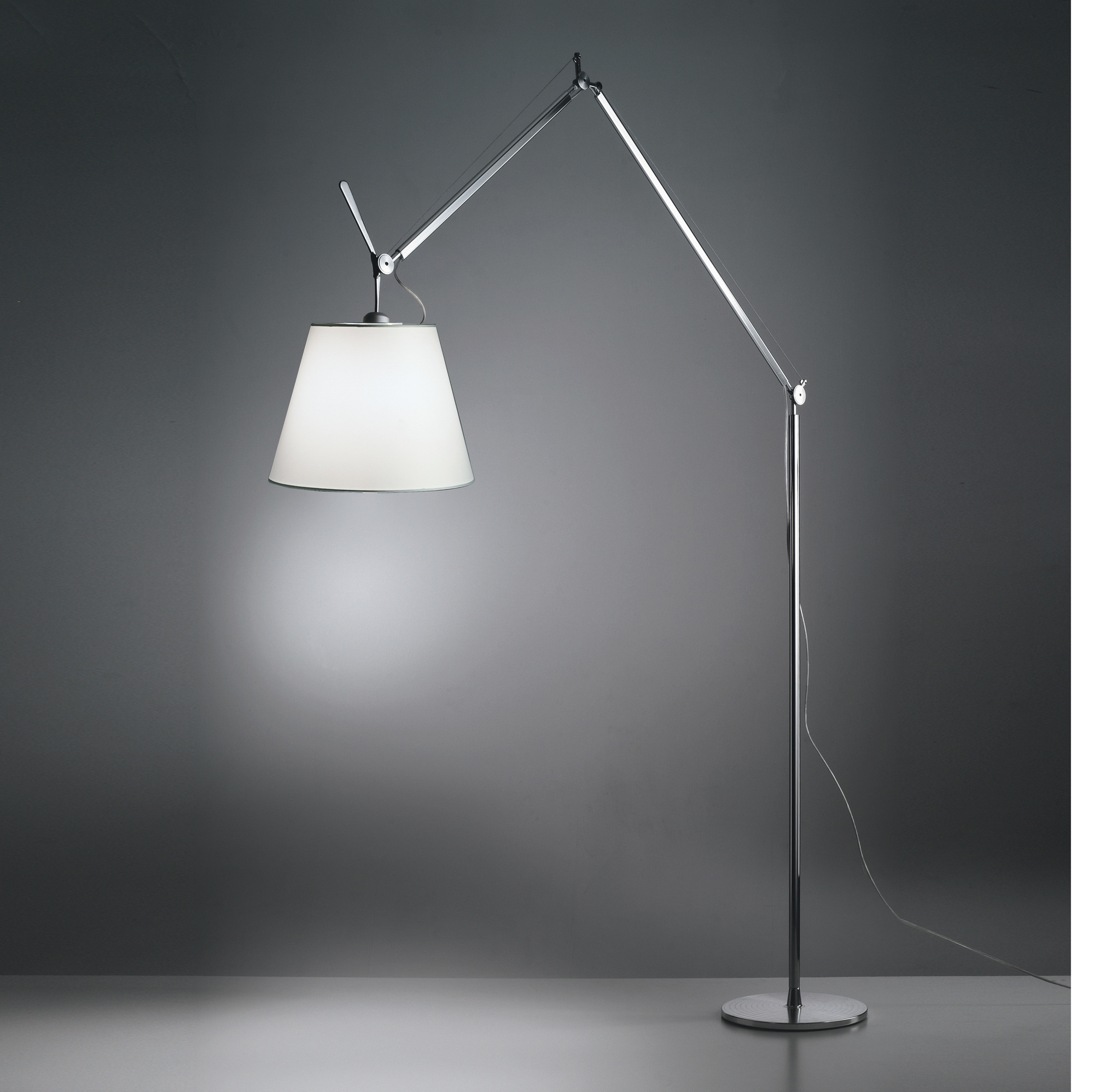 Artemide Tolomeo Mega Stehleuchte aus Aluminium mit weißem Lampenschirm für Wohnzimmer und Büro.