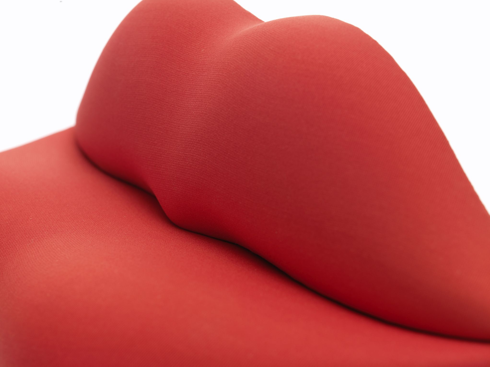 Detailaufnahme des roten Bocca Sofas von Vitra, ein Lippen-förmiges Designmöbel.