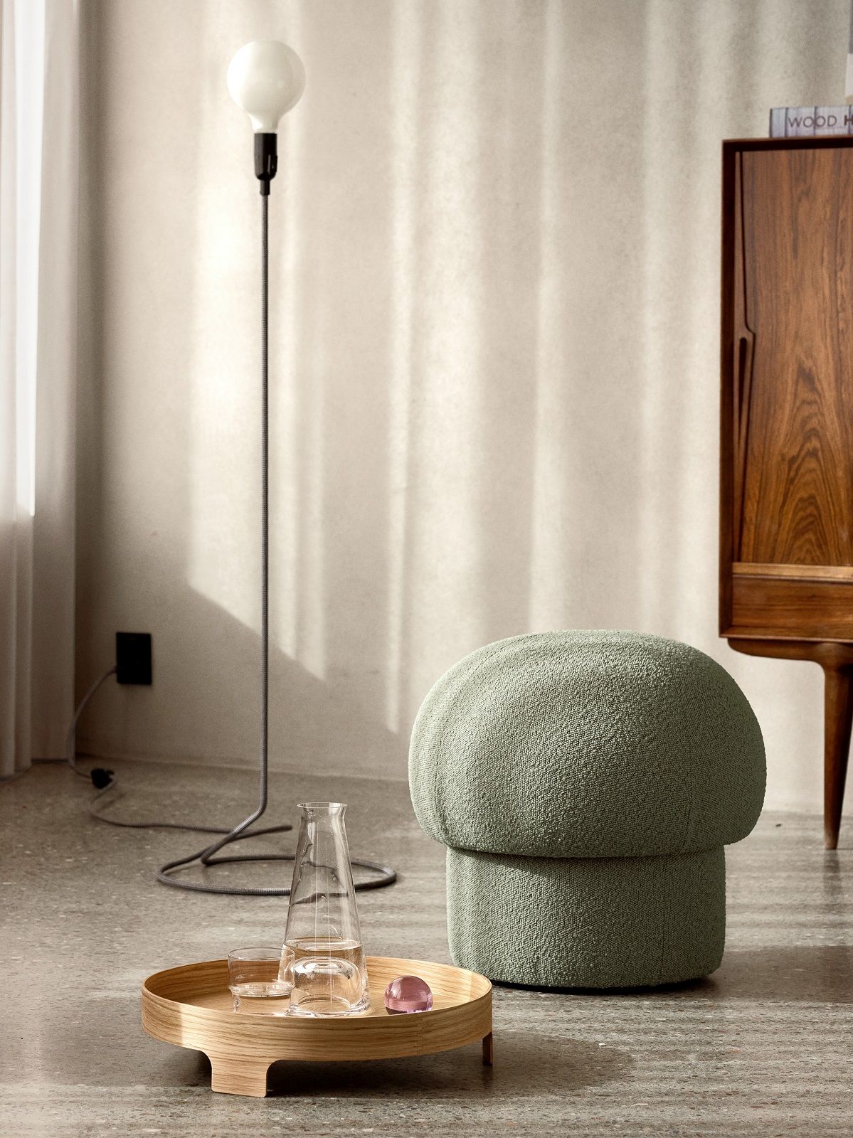 Bridge Tray Tablett von Design House Stockholm mit Wasser und Glas im Wohnzimmer.