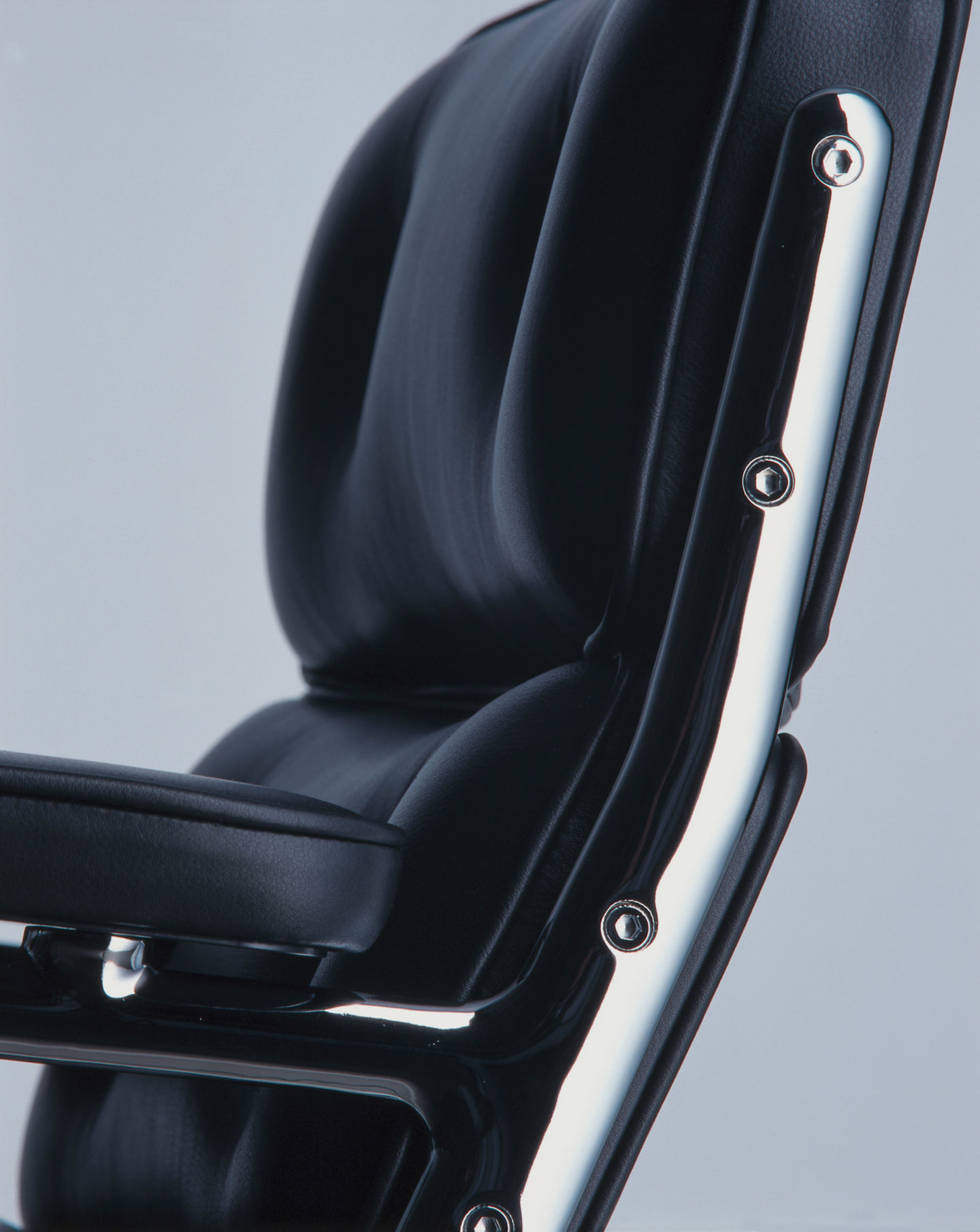 Detailaufnahme: Schwarzer Lobby Chair ES 104 Stuhl von Vitra mit verchromtem Gestell.