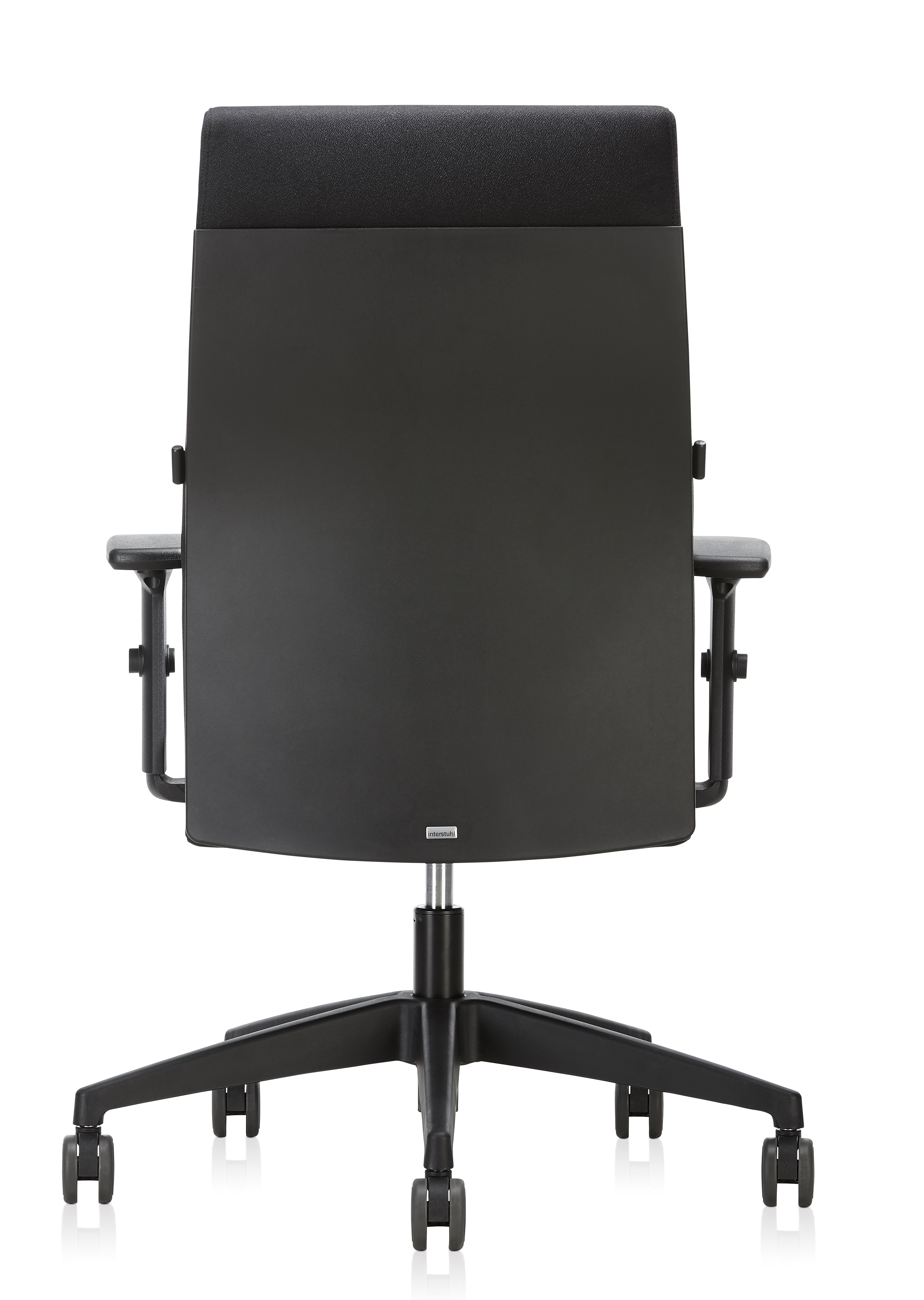 Rückansicht: Schwarzer Interstuhl Drehstuhl, Modell Famos, mit Armlehnen und Rollen.