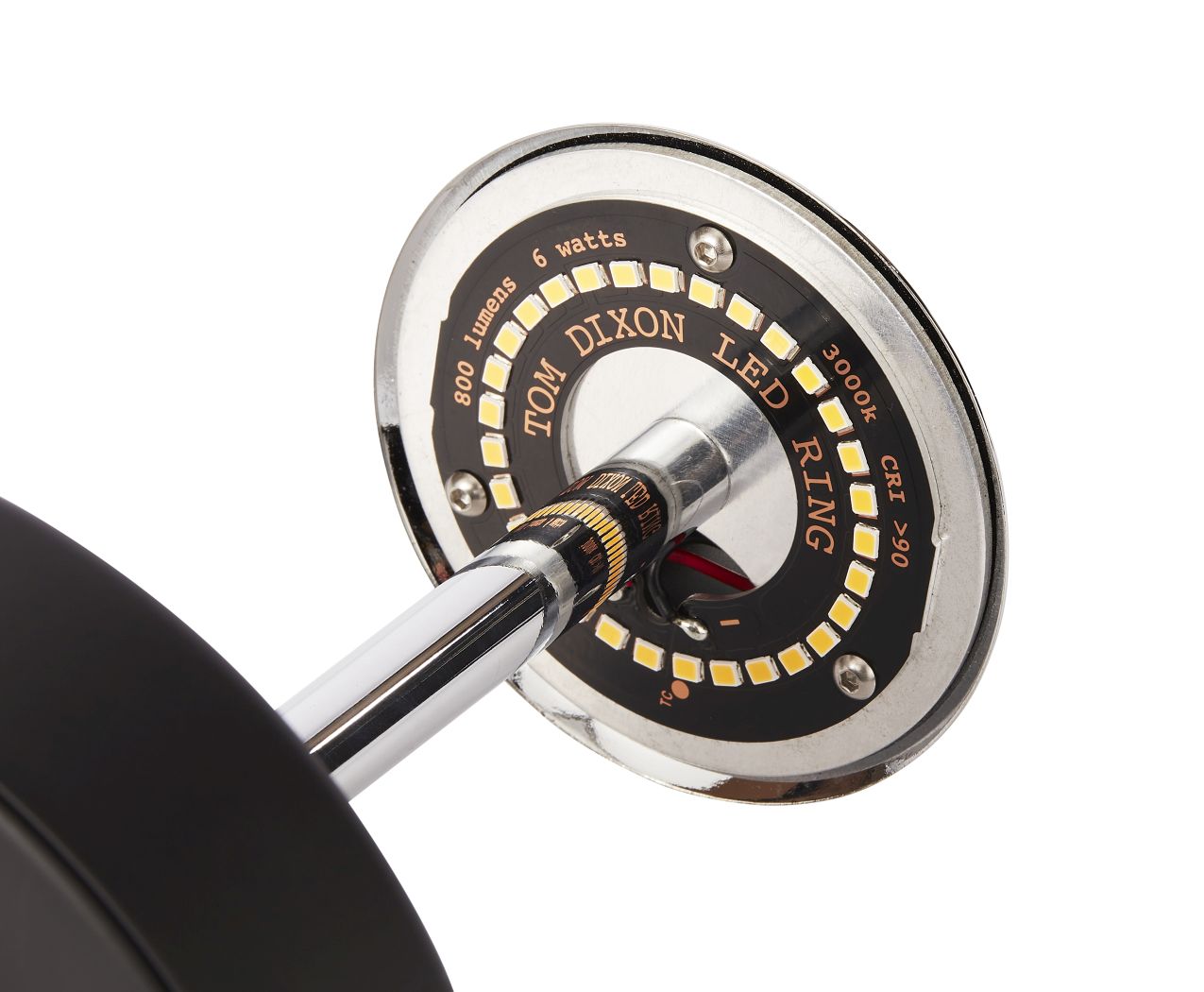 Detailaufnahme der Tom Dixon Void Surface LED-Wandleuchte mit Chrom-Elementen und LED-Ring.