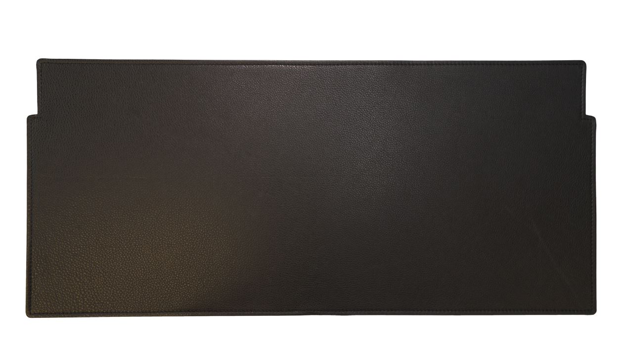 Schwarze Lederauflage für USM Schreibtisch, Innenansicht. Hochwertige Ledermatte als Schreibtischunterlage für stilvolles Büro.