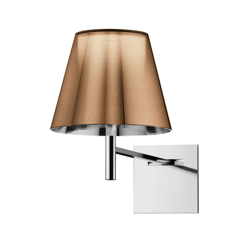 Ktribe Wandleuchte von Flos: Moderne Wandlampe mit bronzefarbenem Schirm und Chrom-Wandhalterung für stilvolle Beleuchtung.