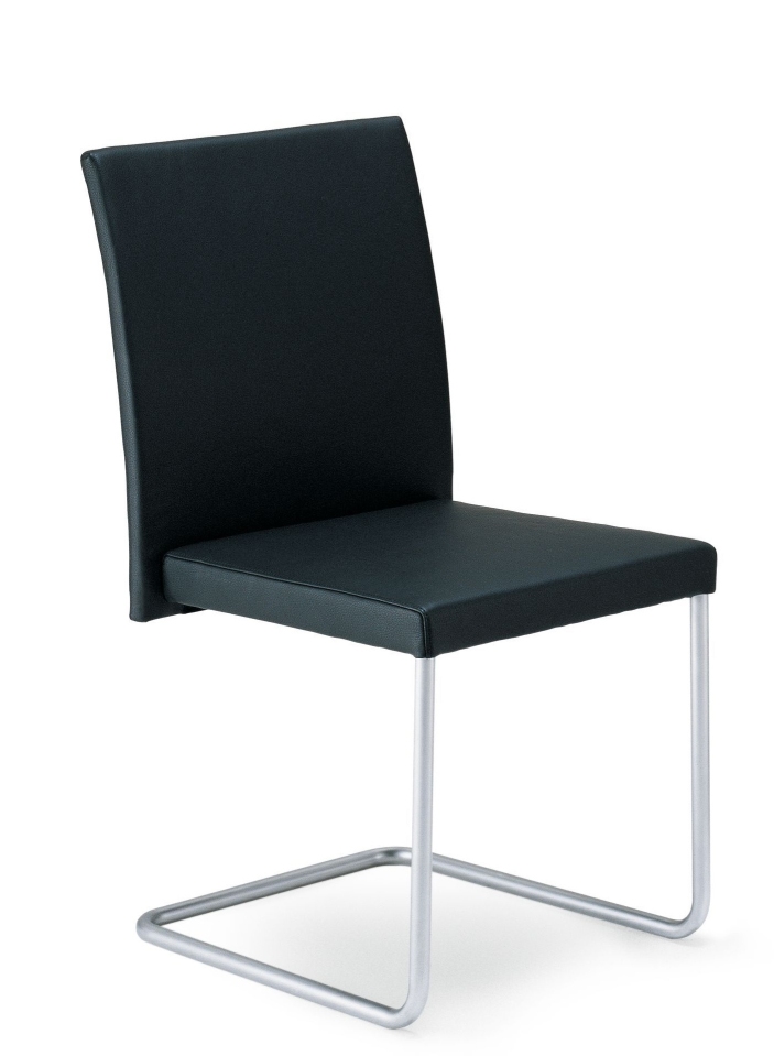 Schwarzer JASON 1901 Freischwinger Stuhl von Walter Knoll mit minimalistischem Design und silbernem Gestell.
