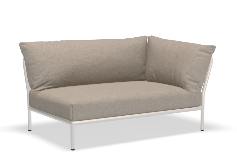 Houe Level 2 Outdoor Sofa, Eckelement mit beigen Kissen und weißem Rahmen. Gartenmöbel für Terrasse.