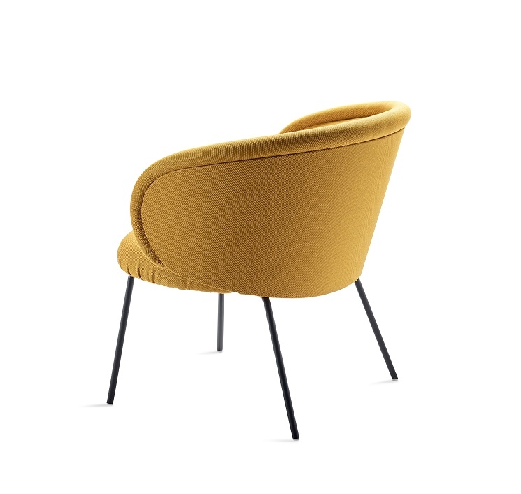 Gelber Ona Cocktail Sessel von Freifrau Manufaktur, Rückansicht mit schwarzen Beinen. Design Sessel.