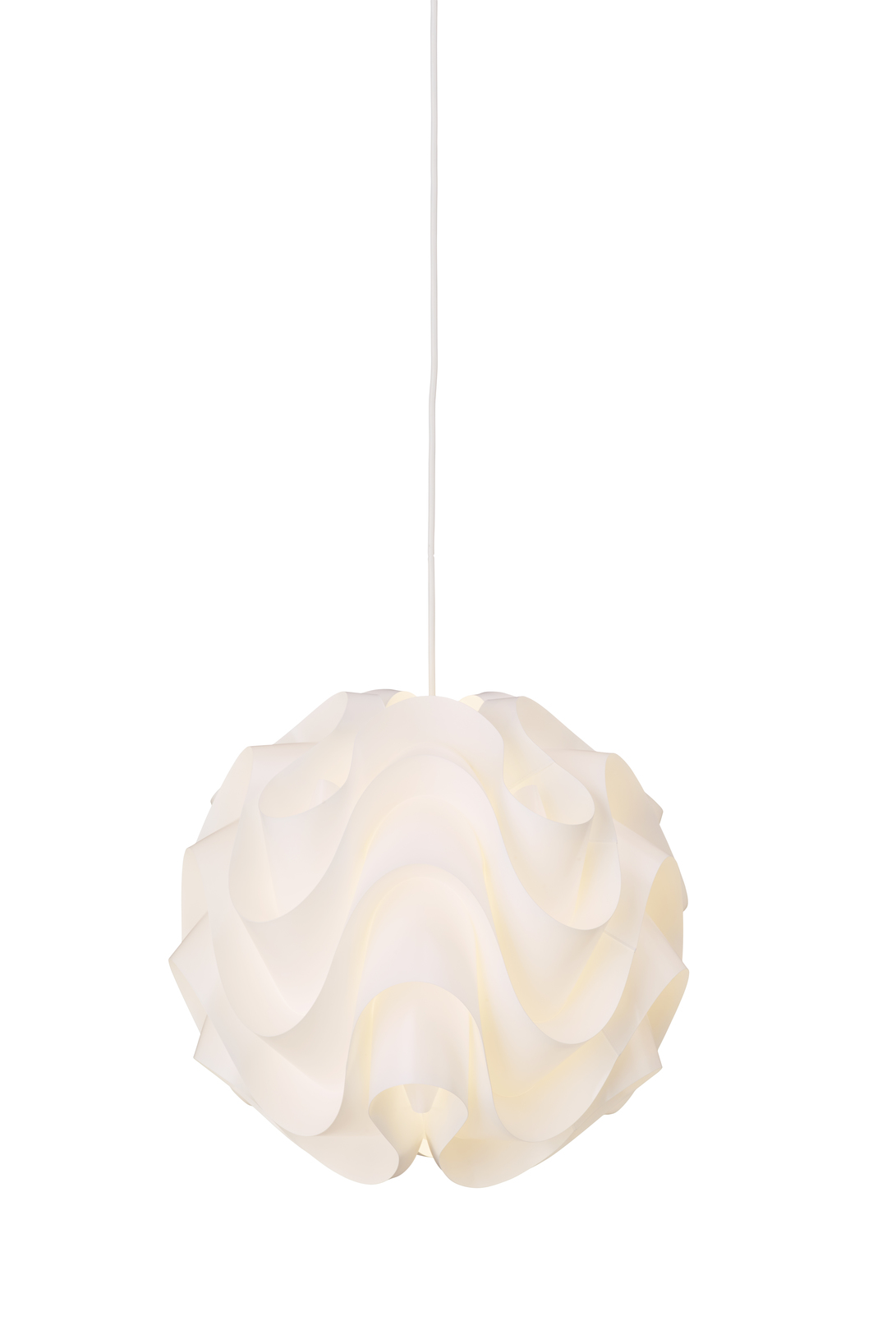 Weiße Model 172 Le Klint Pendelleuchte Medium mit plissiertem Lampenschirm und warmem Licht.