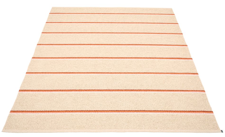Olle Kunststoffteppich 180x260 cm in Ziegeloptik von Pappelina, gestreifter Teppich für Innen und Außen.