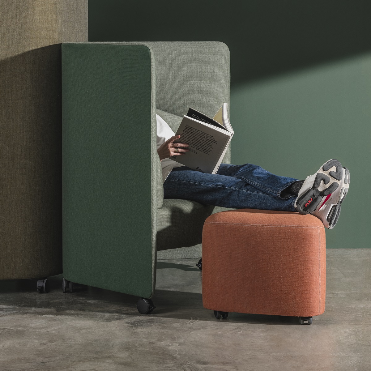 In Out Office BU2250 / BU2251 Loungesessel mit Panel Andreu World