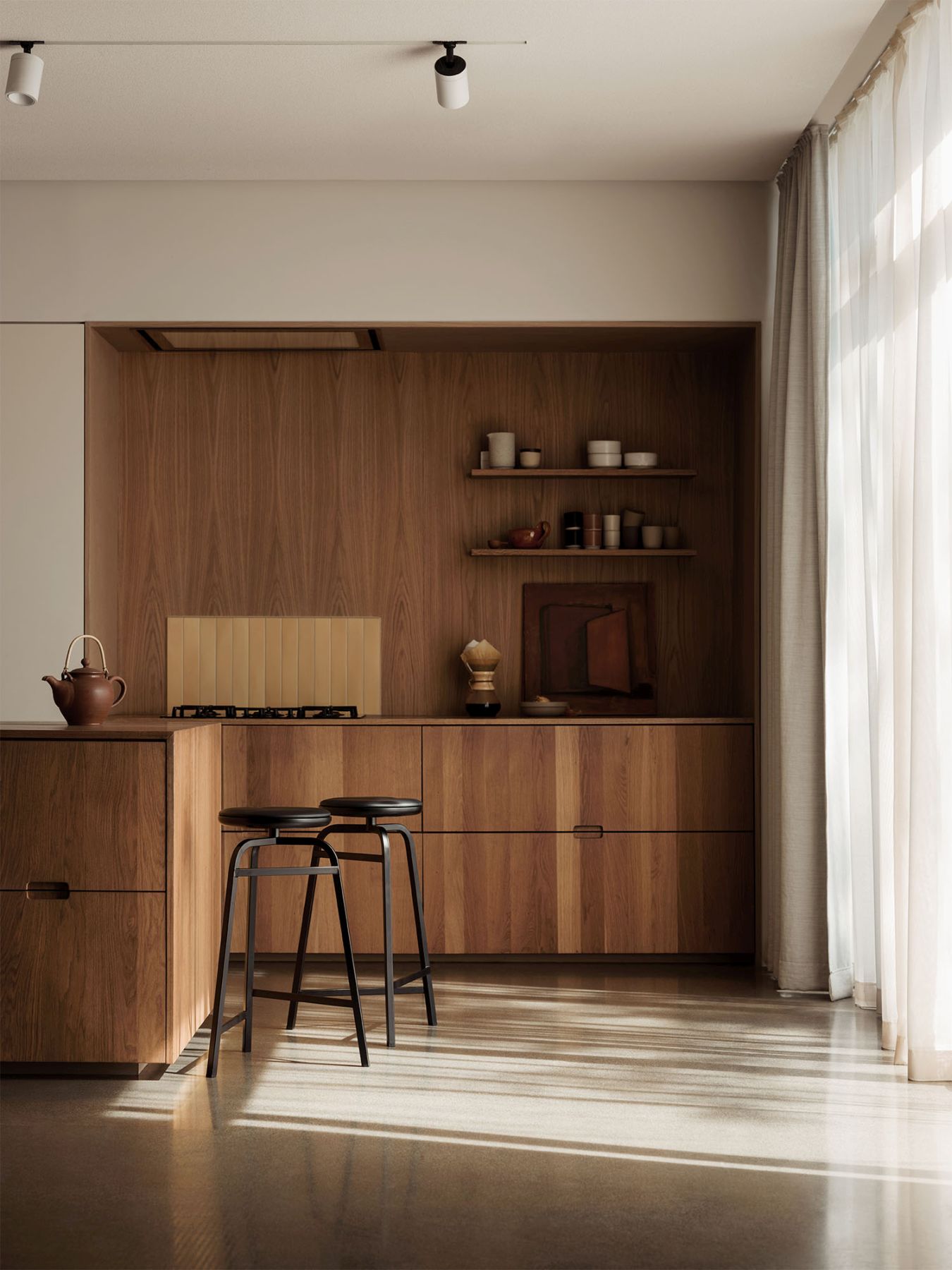 Zwei Treble Barhocker mit schwarzem Ledersitz vor einer modernen Holzküche von Northern.