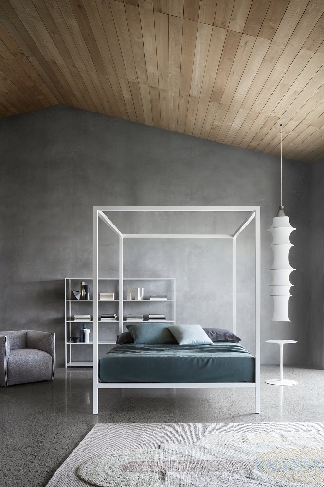 Weißes Aluminium Himmelbett / Schlafcouch von MDF Italia mit Bettwäsche und passenden Möbeln im Schlafzimmer.