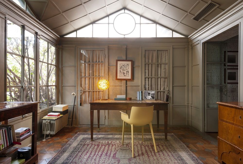 Planet Tischleuchte von Kartell, 53 cm, in Bernstein, auf einem Schreibtisch in einem Arbeitszimmer.