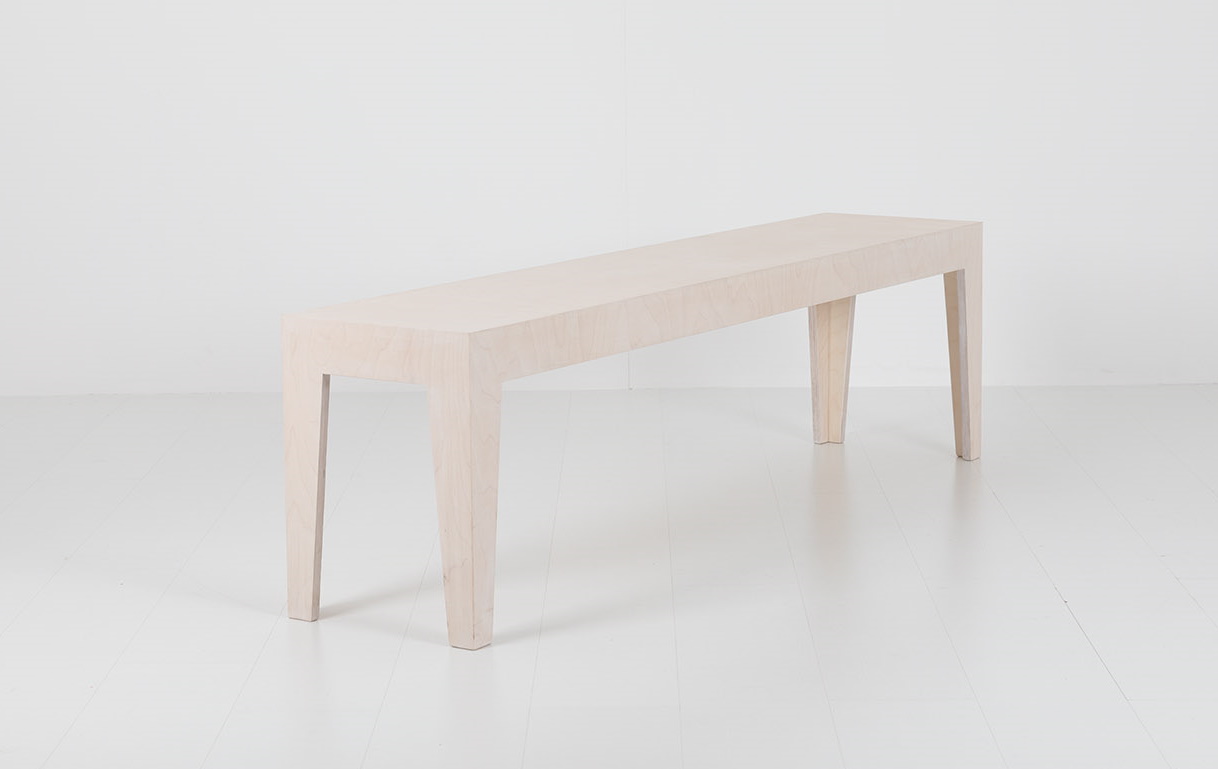 Helle Holzbank "Hilde" mit vier Beinen vor weißem Hintergrund, minimalistisches Design.