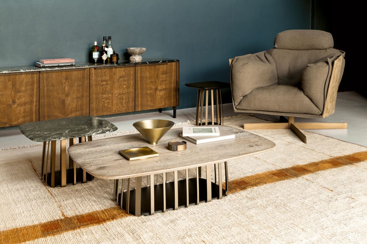 BC 11 Basket Sideboard Eiche geräuchert mit Verde Lepanto Marmorplatte im modernen Wohnzimmer.