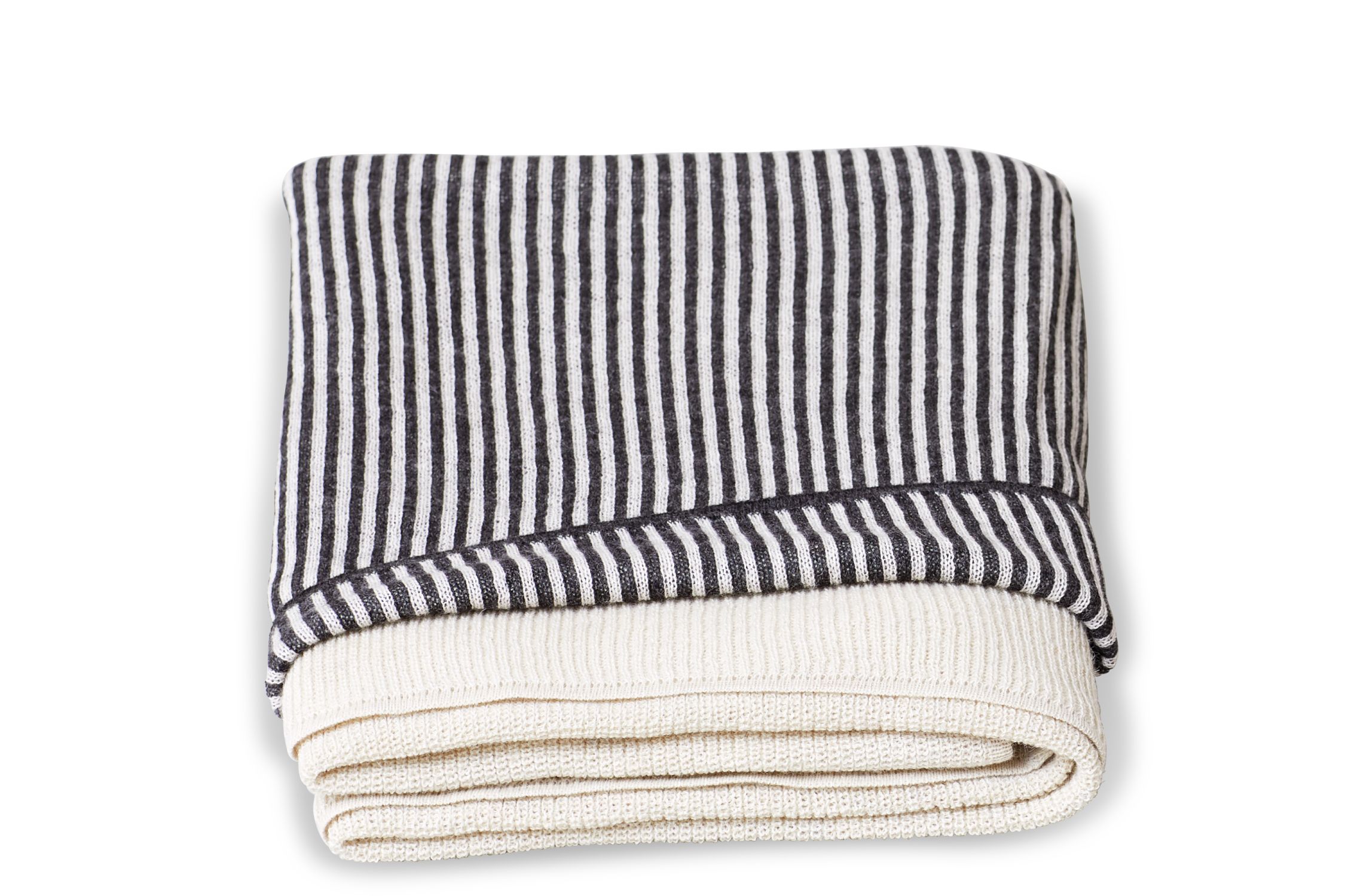 Gefaltete Aymara Decke in Creme mit Streifenmuster, weiche Wohndecke für gemütliche Stunden.