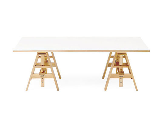 Leonardo Arbeitstisch von Zanotta: Moderner Schreibtisch mit weißer Tischplatte und Holzgestell. Ideal für Büro und Homeoffice.