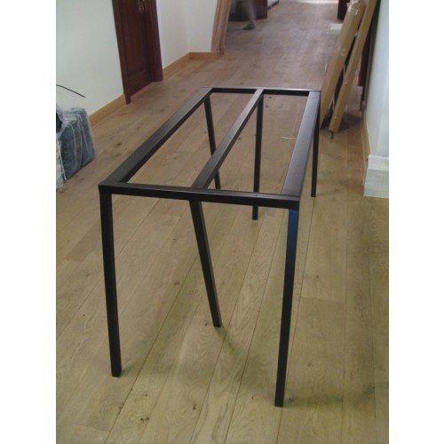 Schwarzes Loop Stand Tischgestell von Hay, ohne Tischplatte, auf hellem Holzboden.