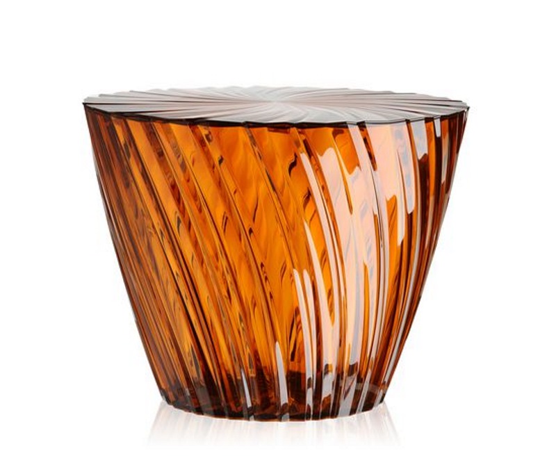 Sparkle Hocker von Kartell, orangefarbener Beistelltisch aus transparentem Kunststoff mit spiralförmiger Struktur.
