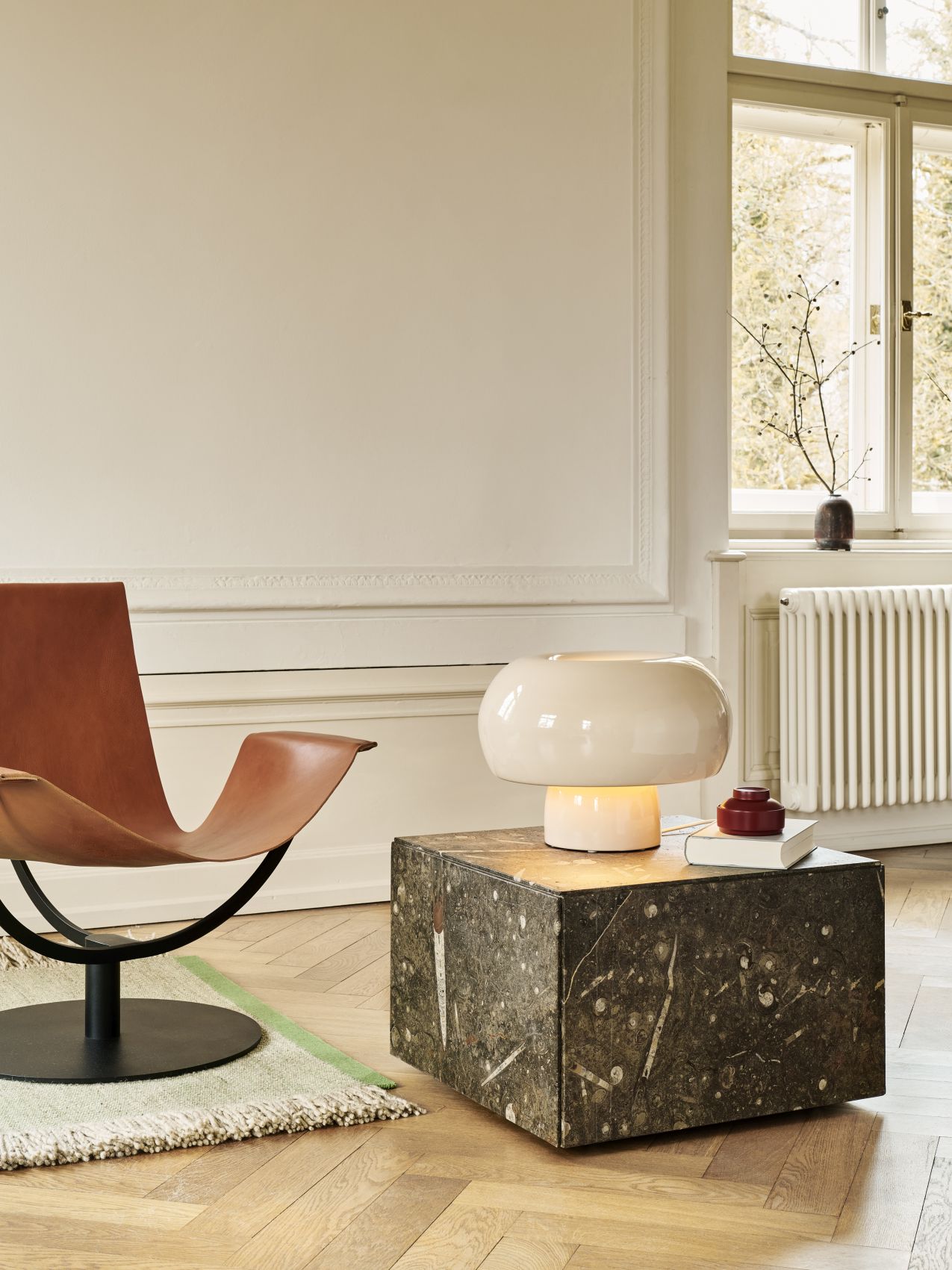 Fonte Tischleuchte in Puder auf einem Beistelltisch, stimmungsvolle Beleuchtung im modernen Wohnraum.