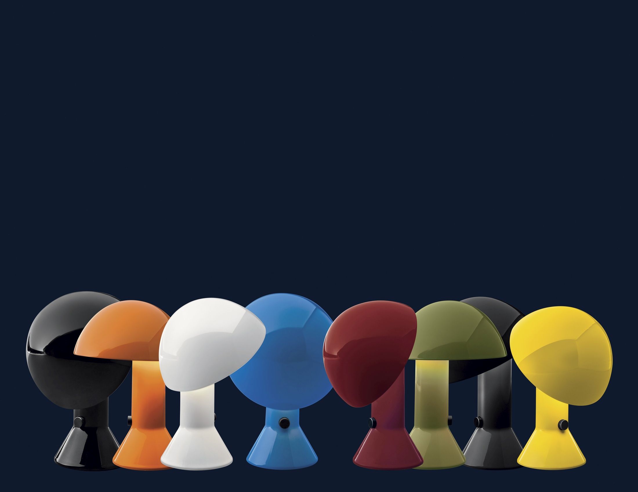 Reihe farbiger Elmetto Tischleuchten von Martinelli Luce, modernes Design für Wohnraumbeleuchtung.