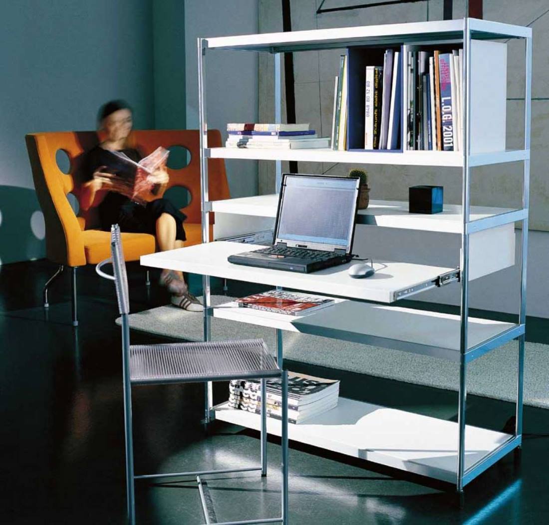 Spaghetti Chair Stuhl Alias vor Regal mit Laptop und lesender Person im Hintergrund.