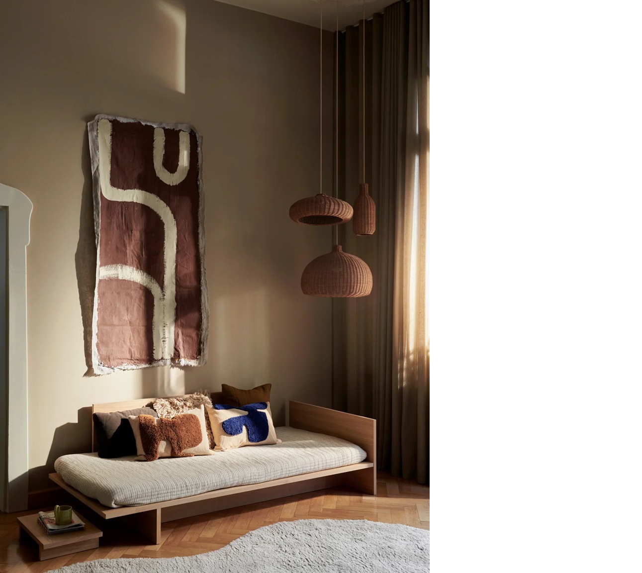 Wohnzimmer mit geflochtenen Lampenschirmen, darunter ein Braided Lampshade von Ferm Living. Dekorative Beleuchtung und gemütliches Ambiente.