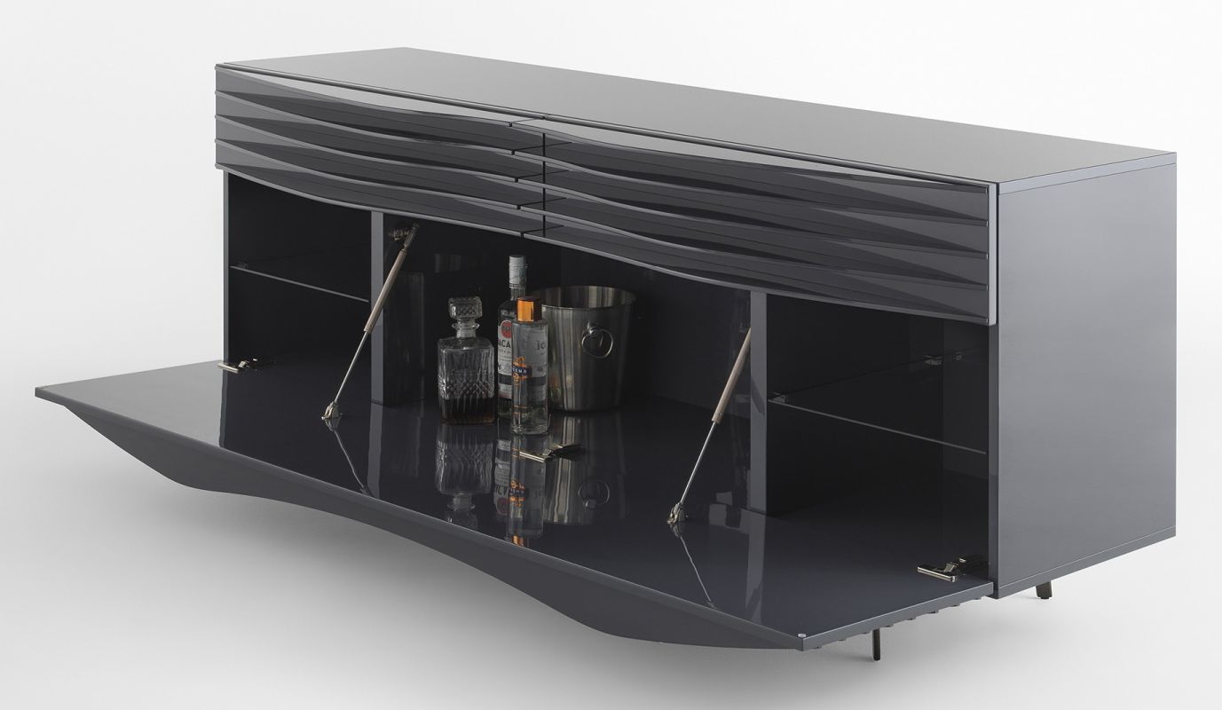 Tide Anrichte von Casamania Horm, grauer Barschrank mit geöffneter Klappe und Spirituosenflaschen.