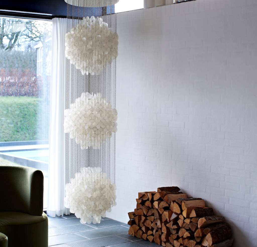 FUN 3DM Pendelleuchte von Verpan: Dreiteilige, weiße Design-Hängeleuchte aus Muschelscheiben im modernen Wohnraum.