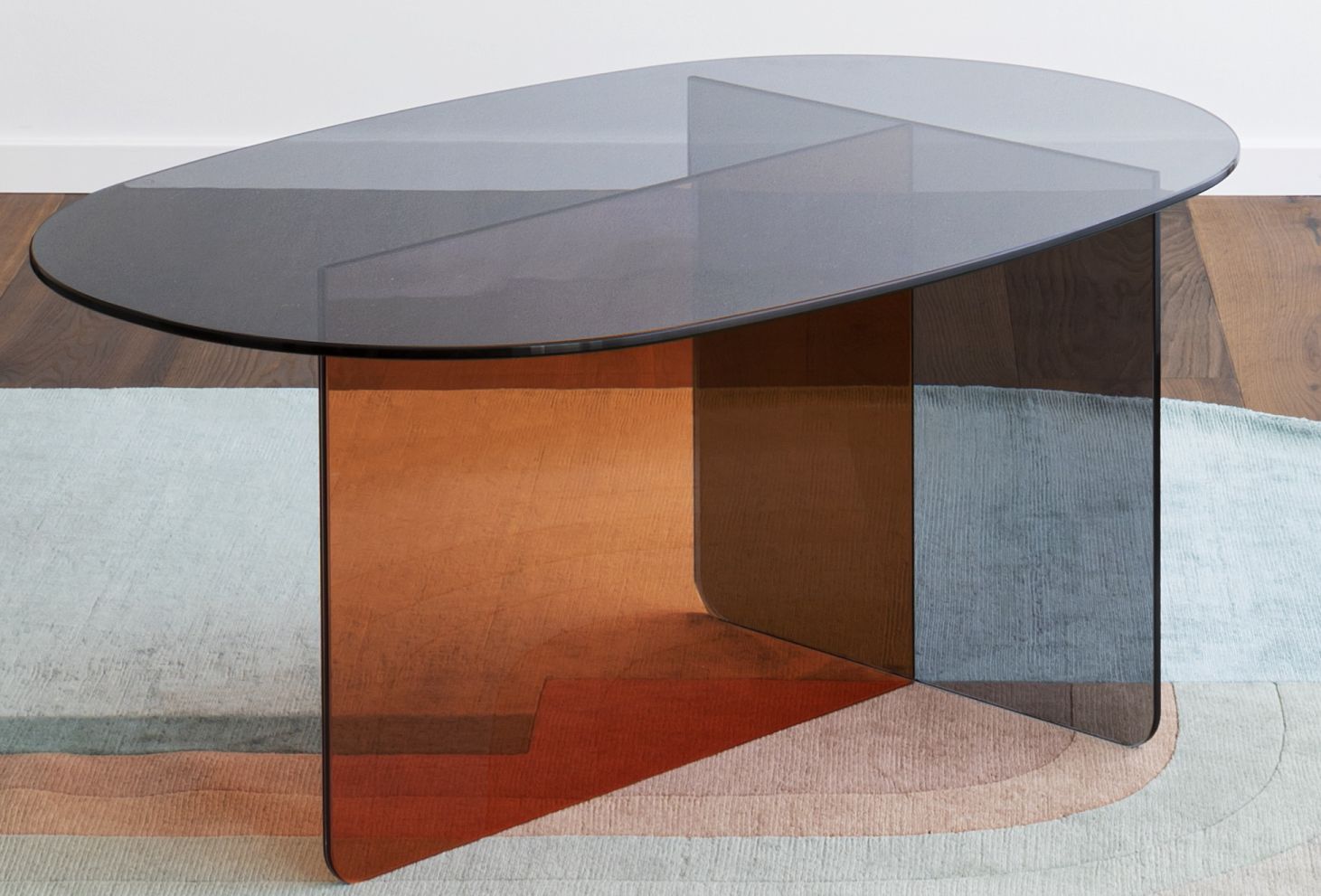 Chap Couchtisch von Miniforms: Moderner Beistelltisch mit grauer Glasplatte und farbigem Glasfuß.