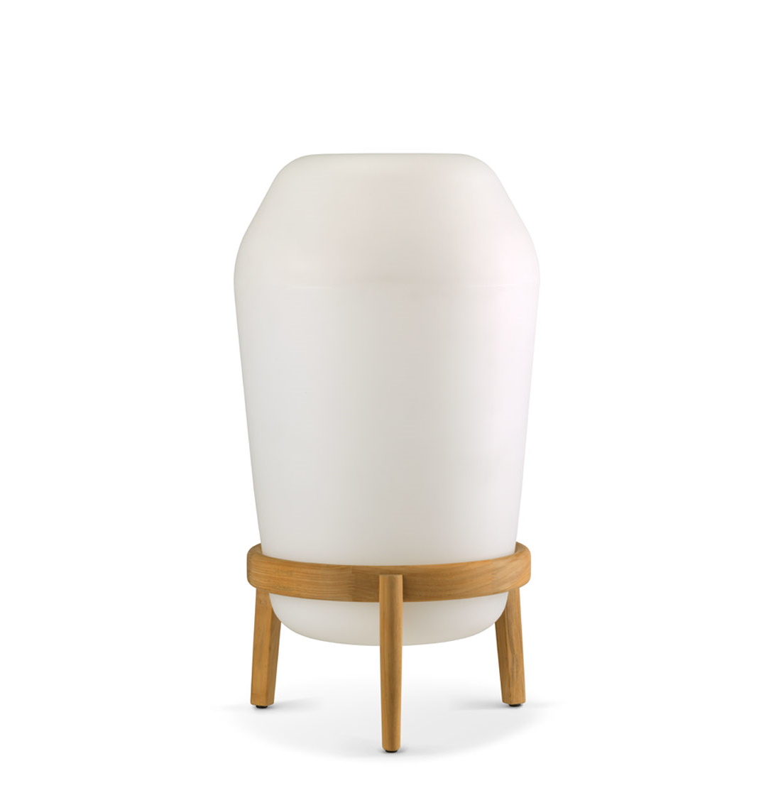 Weiße Loon Bodenleuchte von Dedon mit Holzfuß, moderne Gartenleuchte für Außenbereiche.