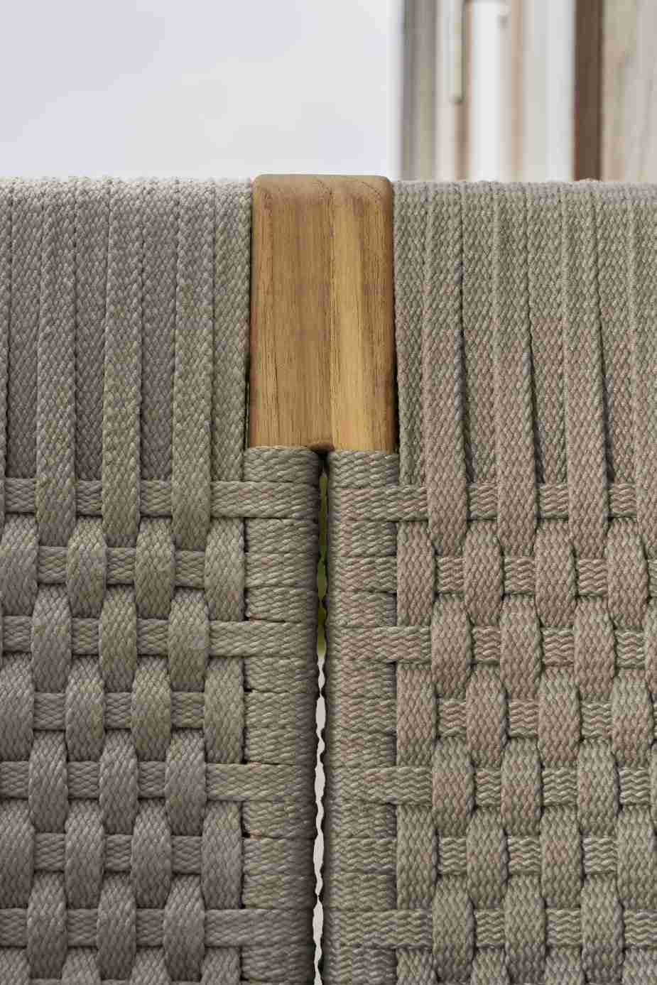 Detailaufnahme: Geflochtene Rückenlehne des Carl Hansen & Søn Embrace Outdoor Sofa Moduls.
