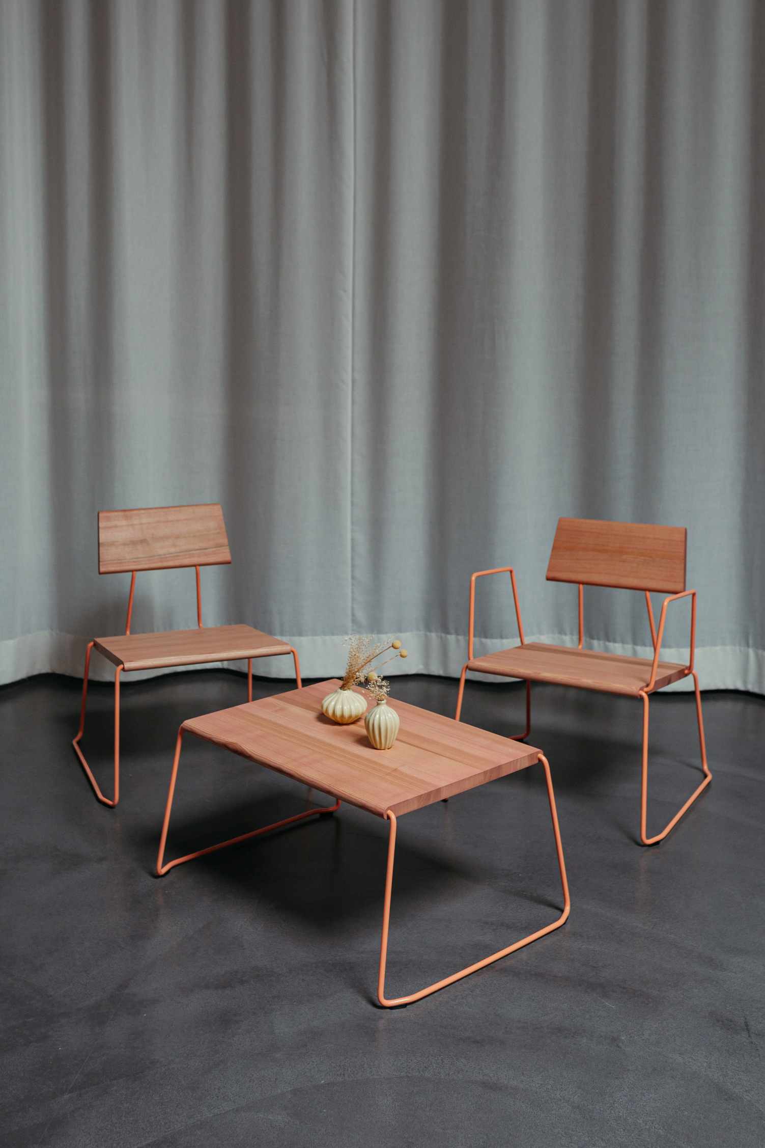 D:009 Coffeetable Fuchs & Habicht mit zwei Stühlen, minimalistisches Design, Holz und orangefarbenes Metall.