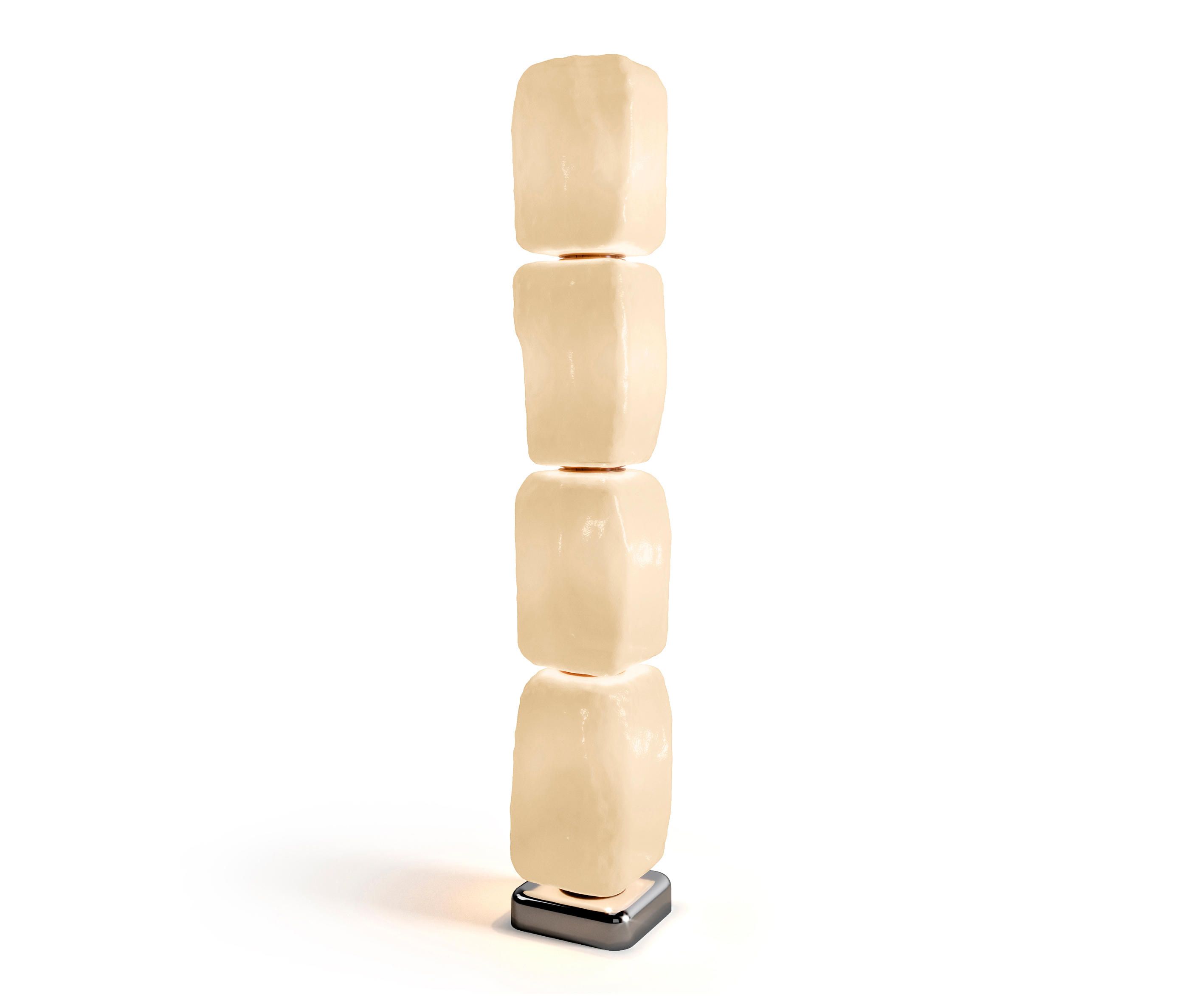 Cassina Wax Stone Light Stehleuchte: Vier übereinander gestapelte, organisch geformte Leuchtelemente auf quadratischem Sockel.
