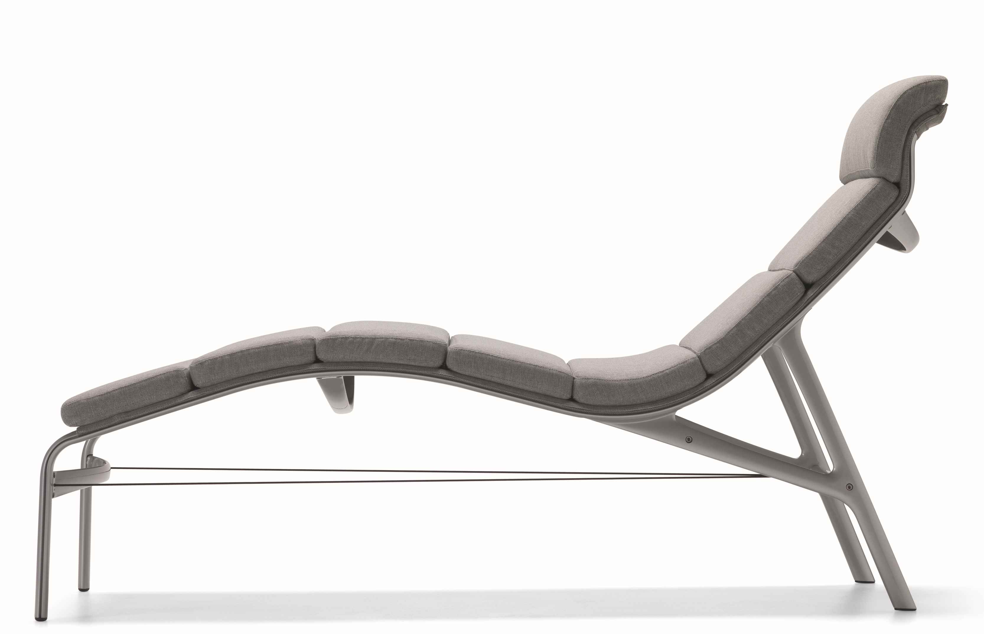 Longframe Soft Liege: Graue Outdoor Liege mit weichen Polstern und modernem Design.