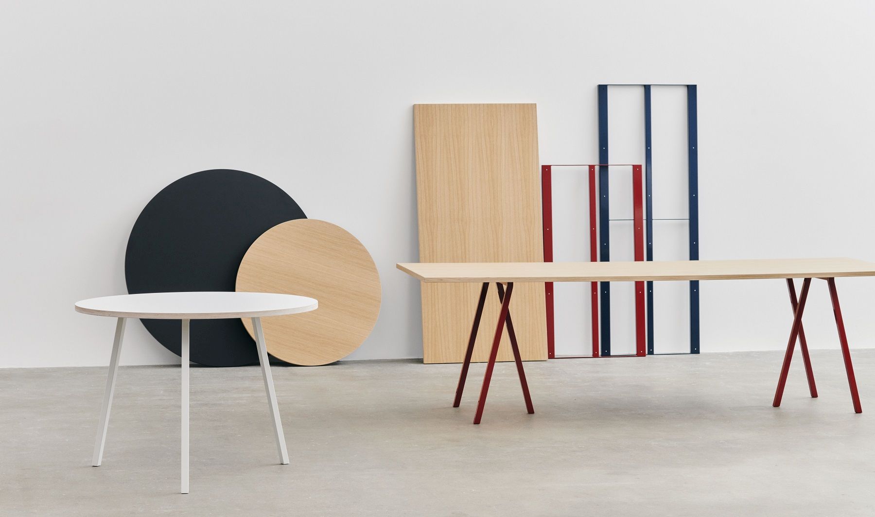 Weißer Loop Stand Table Round Tisch von Hay, runder Esstisch mit drei Beinen.