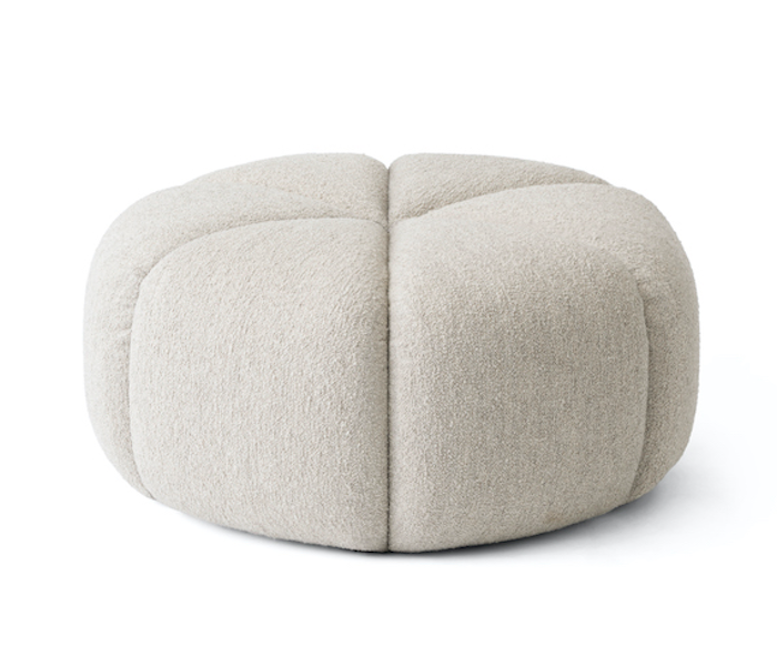 Off White Pouf Hocker von Vipp mit weicher Textur, ideal als Sitzgelegenheit oder Fußhocker.