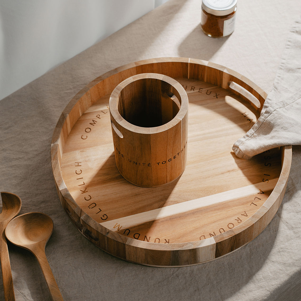 Rundum Glücklich Holztablett mit Holzbehälter und Löffeln, dekoratives Serviertablett für Küche und Esszimmer.