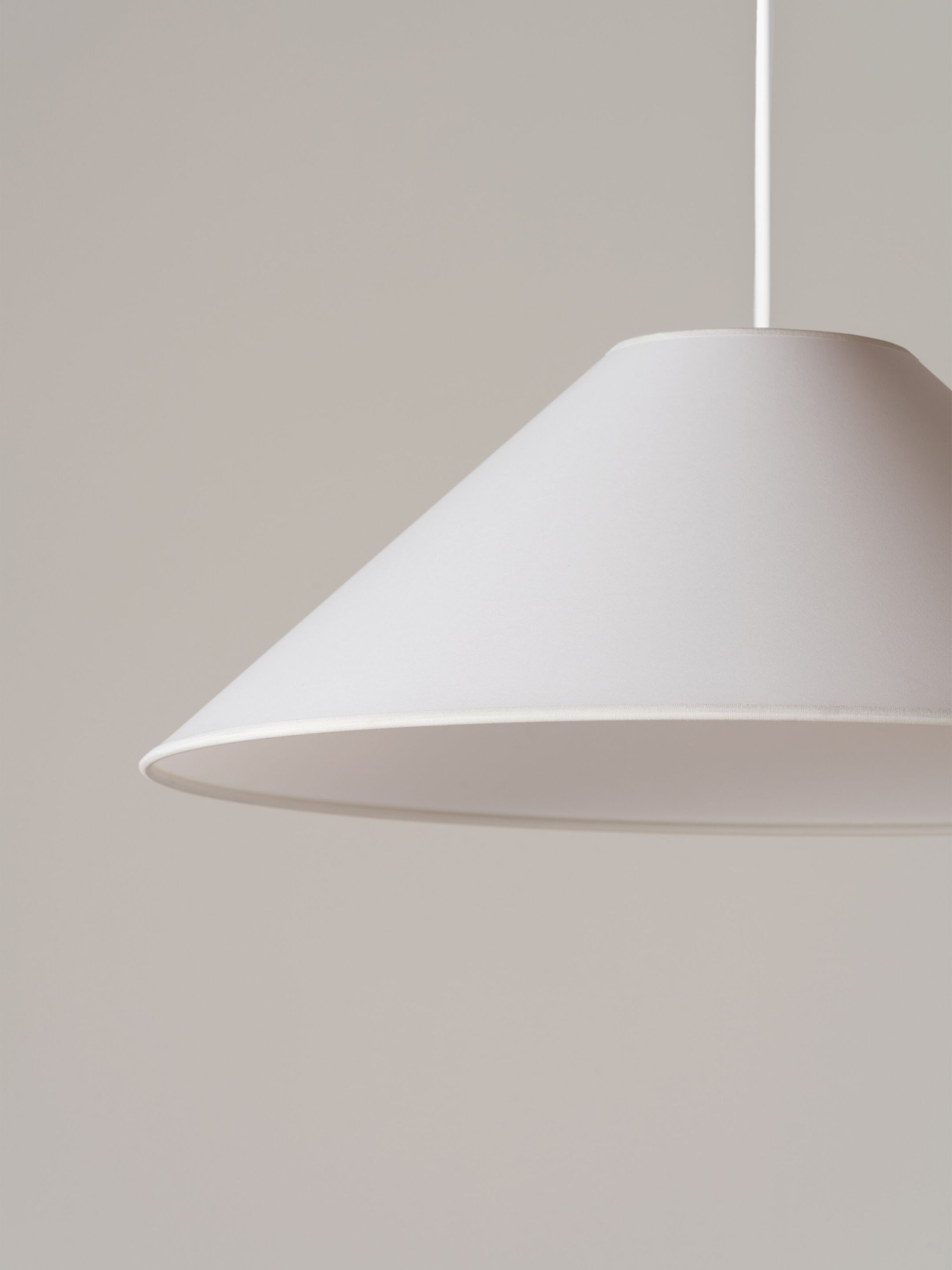 Detailaufnahme der weißen Sísísí Pendelleuchte von Santa & Cole, konisch und flach.