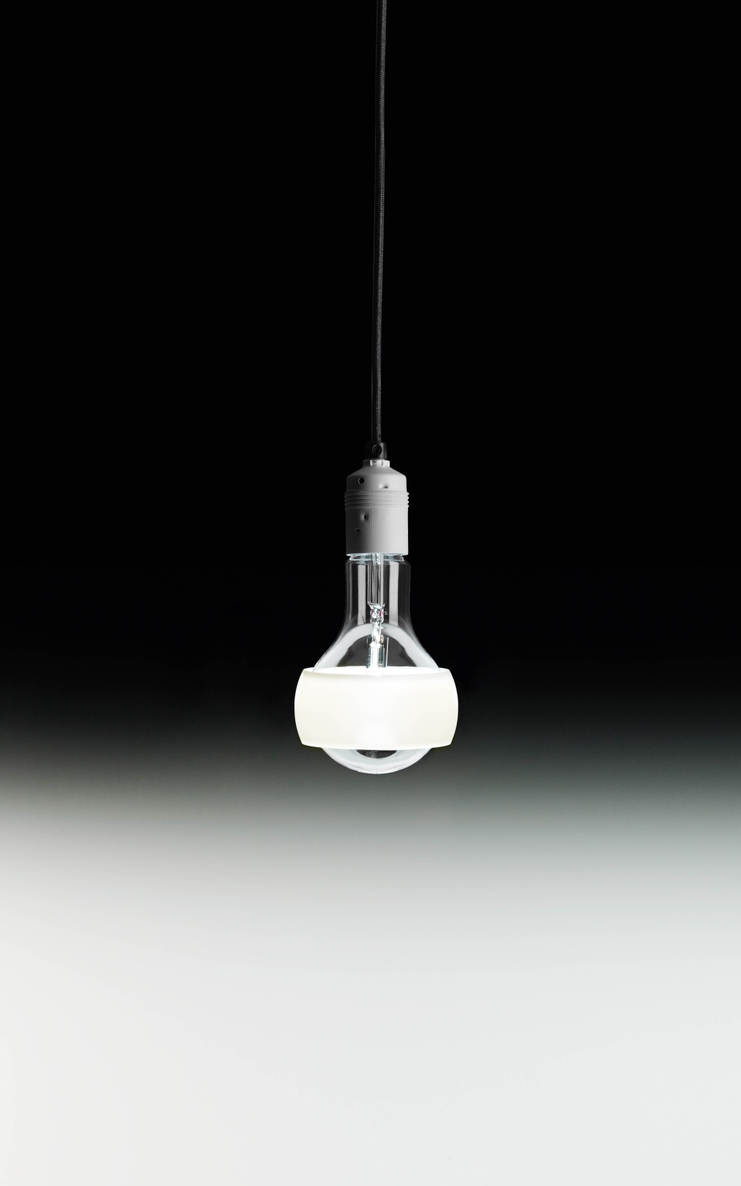 Nahaufnahme der Johnny B. Bald Hängeleuchte von Ingo Maurer, eine moderne Designlampe.