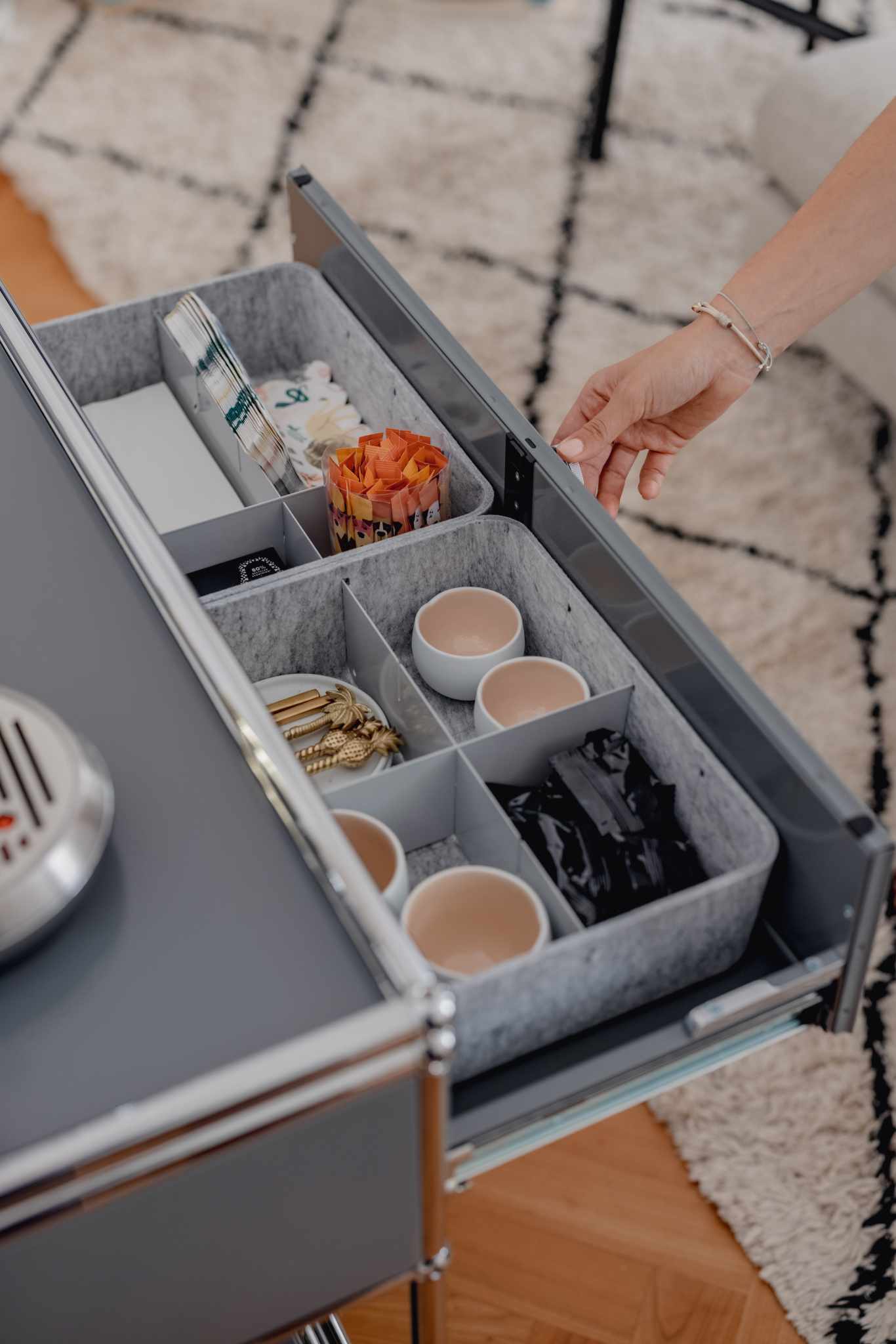 USM Haller Inos Box hoch mit Tablett