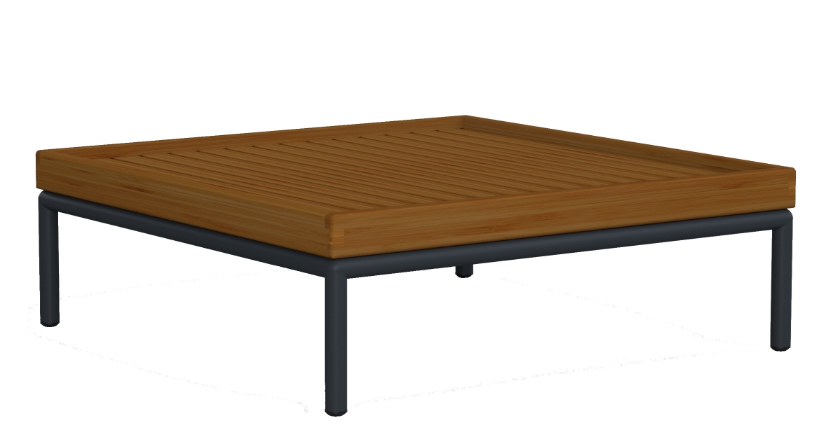 Houe Level Couchtisch für den Außenbereich mit quadratischer Tischplatte aus Bambus und dunklem Metallgestell.