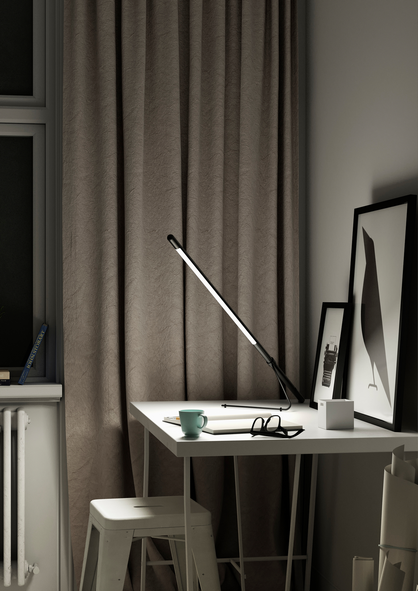 Nahaufnahme der Belux Tubo Tischleuchte in Chrom auf einem Schreibtisch mit Dekoration.