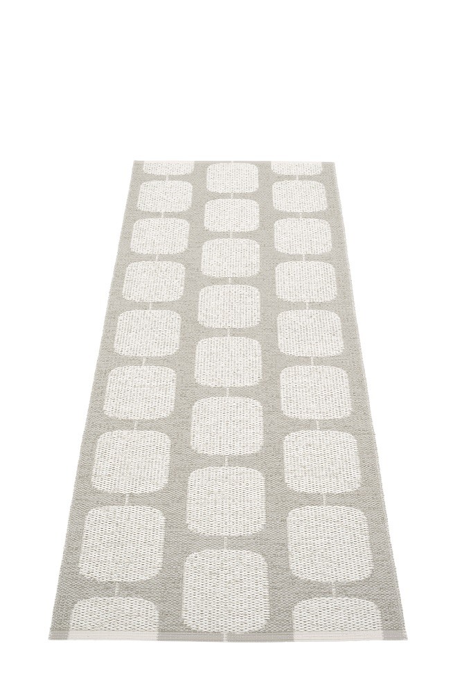 Pappelina Sten Kunststoffteppich in Warmgrau, 70x200 cm. Moderner Läufer mit grafischem Muster.