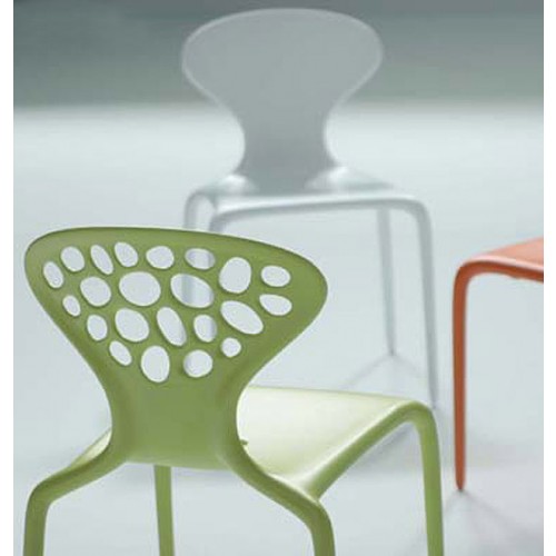 Grüner Stuhl Supernatural Sedia von Moroso mit Löchern im 4er Set. Design Stühle für Esszimmer.